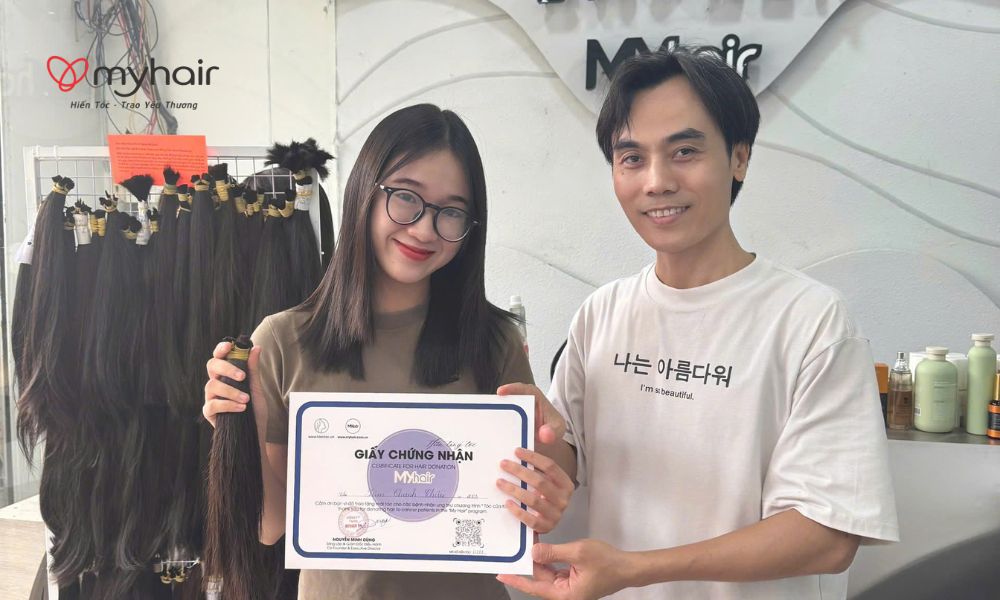 Niềm hạnh phúc rạng rỡ của tình nguyện viên cùng giấy chứng nhận hiến tóc ở Tây Ninh
