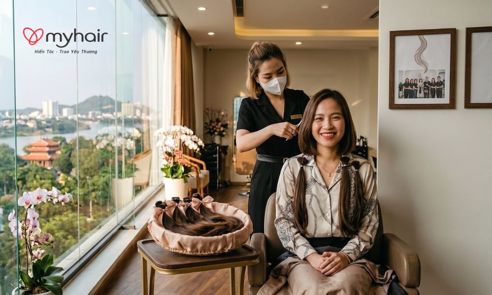 Câu chuyện cảm động: Mẹ trẻ hiến tóc giúp bệnh nhân ung thư