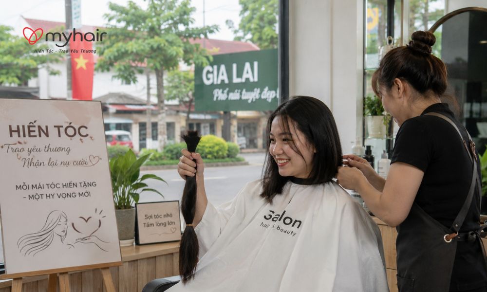 Người tham gia hiến tóc ở Gia Lai với mái tóc dài suôn mượt
