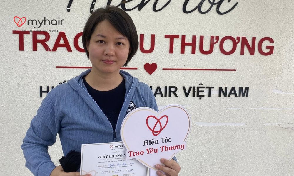 Khoảnh khắc cô gái hiến tóc ở Gia Lai trong salon hiện đại