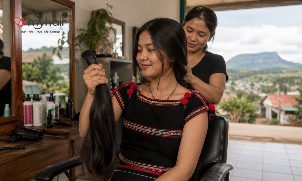 Cô gái Ê Đê tham gia hiến tóc ở Gia Lai trong salon địa phương