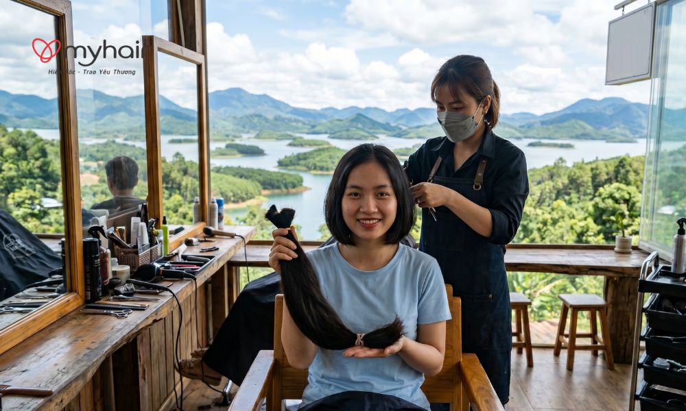 Khoảnh khắc hiến tóc ở Đắk Nông đầy cảm xúc trong salon tóc