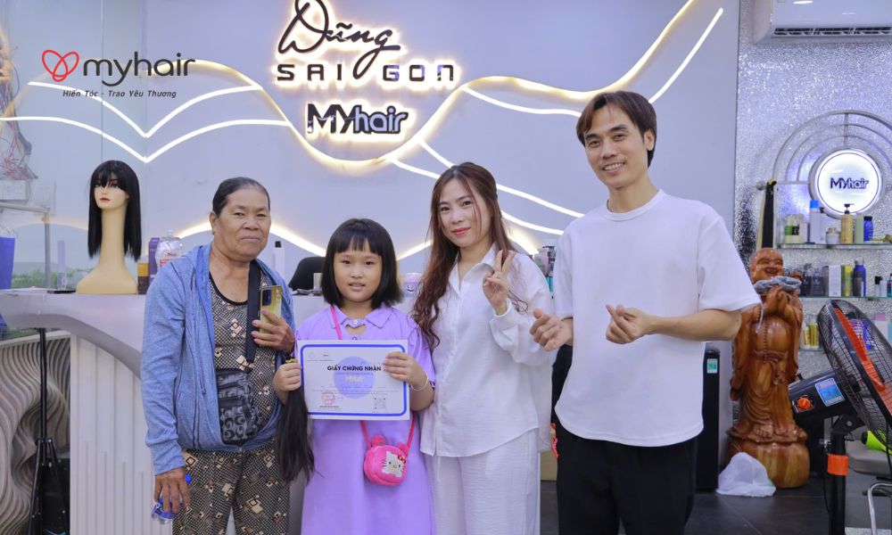 Người dân tham gia hiến tóc ở Bạc Liêu để hỗ trợ bệnh nhân ung thư