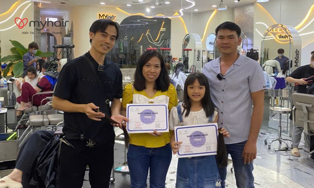 Người phụ nữ cắt mái tóc dài để hiến tóc ở Bạc Liêu
