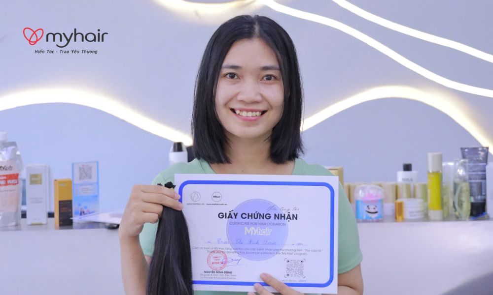 Khoảnh khắc cắt mái tóc dài khi hiến tóc ở Bạc Liêu đầy cảm xúc