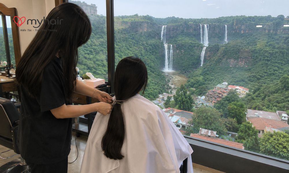 Người trẻ hiến tóc ở Đắk Nông sau thời gian dài chăm sóc tóc