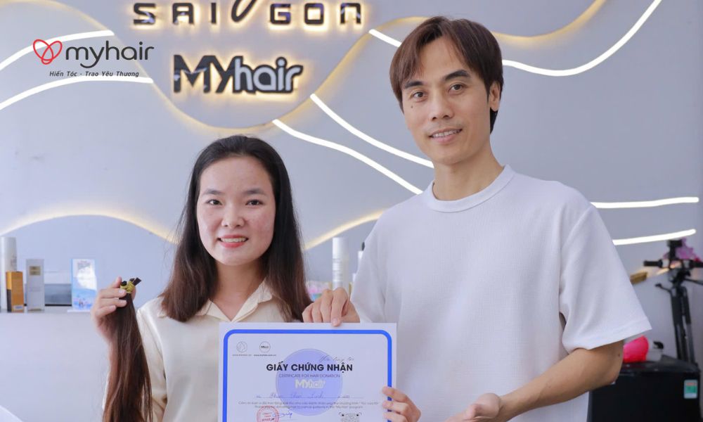 Hiến tóc ở Lâm Đồng trong tiệm tóc gần khu vực đồi núi mờ sương
