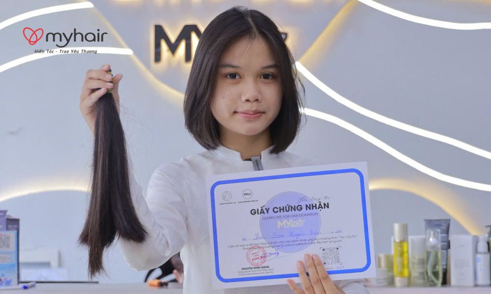 Người trẻ tham gia hiến tóc ở Đắk Nông tại tiệm tóc địa phương