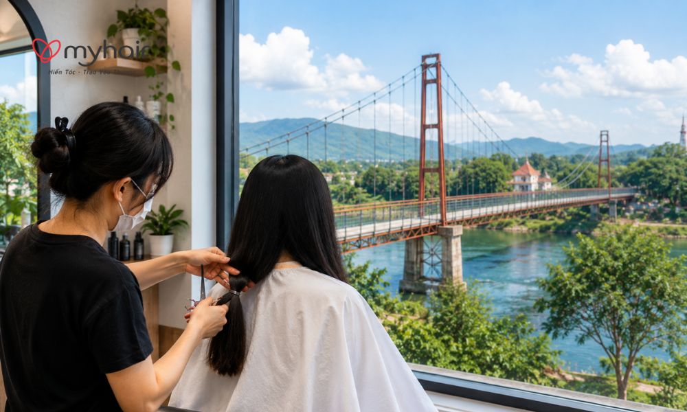 Hiến tóc ở Kom Tum đang được nhiều bạn trẻ quan tâm và tham gia