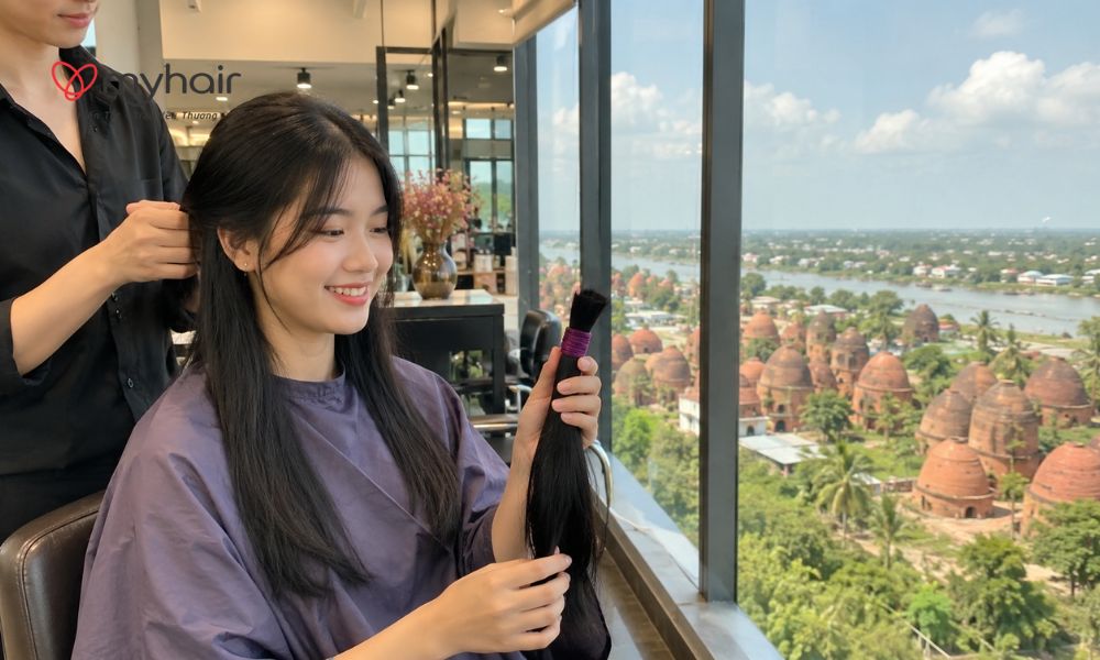 Nụ cười rạng rỡ sau khi hoàn thành hiến tóc ở Vĩnh Long