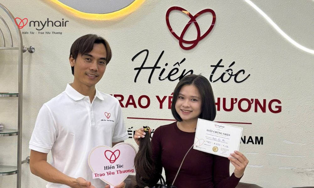 Bạn nữ tham gia hiến tóc ở Gia Lai trong không gian salon tối giản