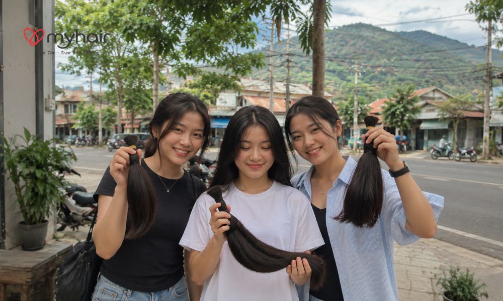 Nhóm bạn trẻ cùng hiến tóc ở Gia Lai trong salon địa phương