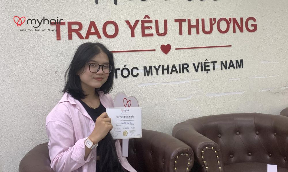Nụ cười nhẹ sau khoảnh khắc hoàn thành hiến tóc ở Long An