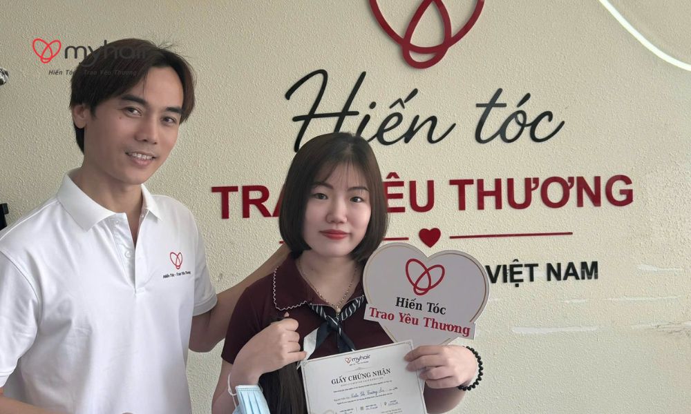 Ánh mắt vui vẻ sau khoảnh khắc hiến tóc ở Long An
