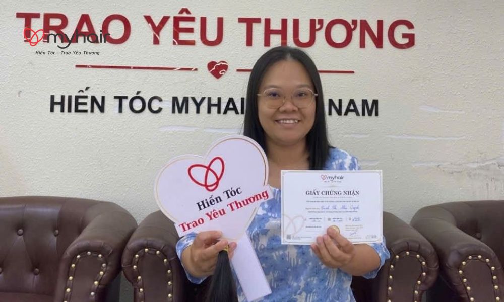 Mái tóc được cắt đi để trao gửi hy vọng từ hành trình hiến tóc ở Sóc Trăng
