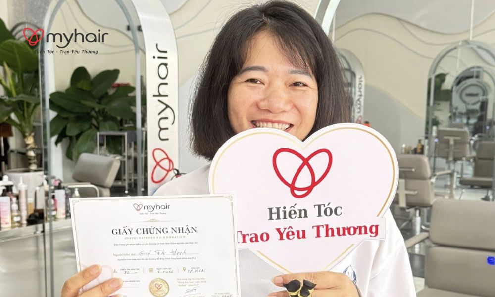 Khoảnh khắc ý nghĩa sau khi hoàn thành hiến tóc ở Bến Tre